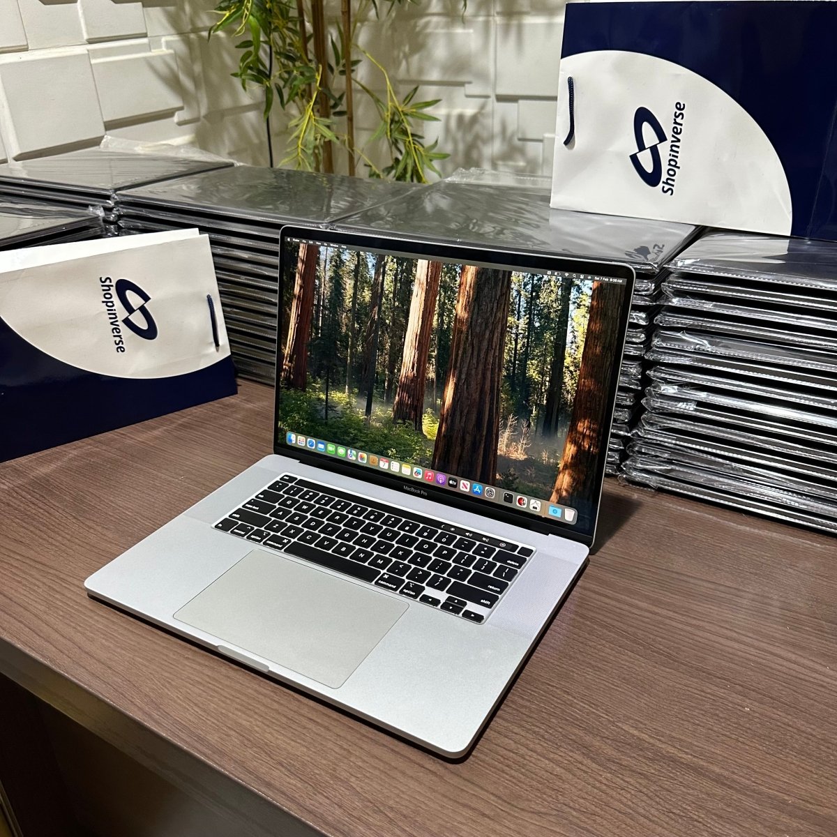 Apple MacBook Pro 2019 - Intel Core i7 - 256GB SSD - 16GB RAM - 4GB Dedicated Graphics - Touch ID - Touch Bar - Keyboard Light
