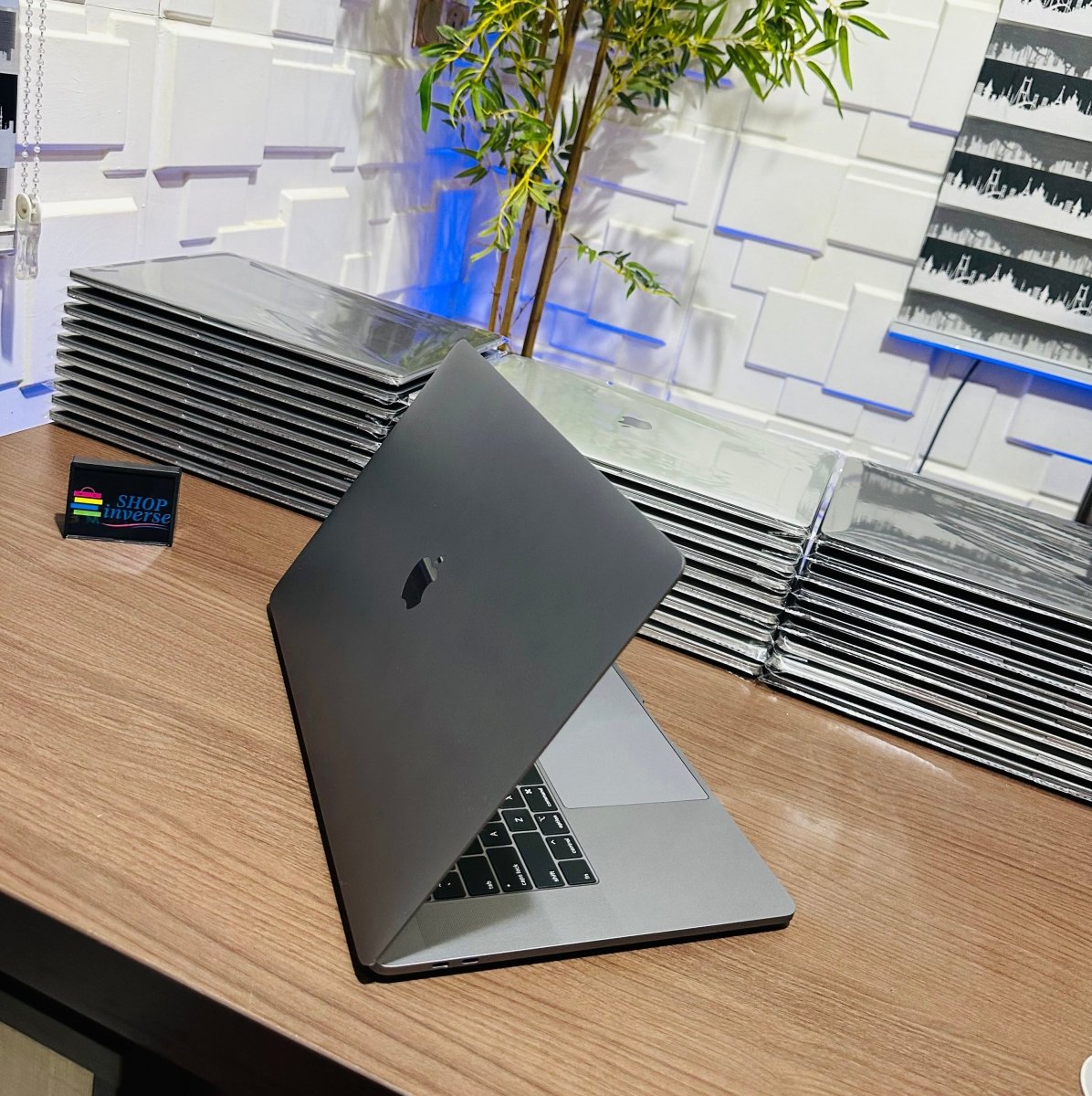 Apple MacBook Pro 2019 - Intel Core i9 - 1TB SSD - 32GB RAM - 4GB Dedicated Graphics - Touch ID - Touch Bar - Keyboard Light