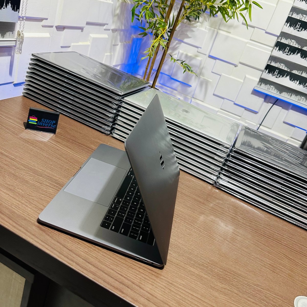 Apple MacBook Pro 2019 - Intel Core i9 - 1TB SSD - 32GB RAM - 4GB Dedicated Graphics - Touch ID - Touch Bar - Keyboard Light