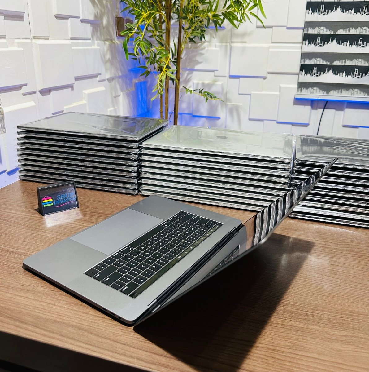 Apple MacBook Pro 2019 - Intel Core i9 - 1TB SSD - 32GB RAM - 4GB Dedicated Graphics - Touch ID - Touch Bar - Keyboard Light