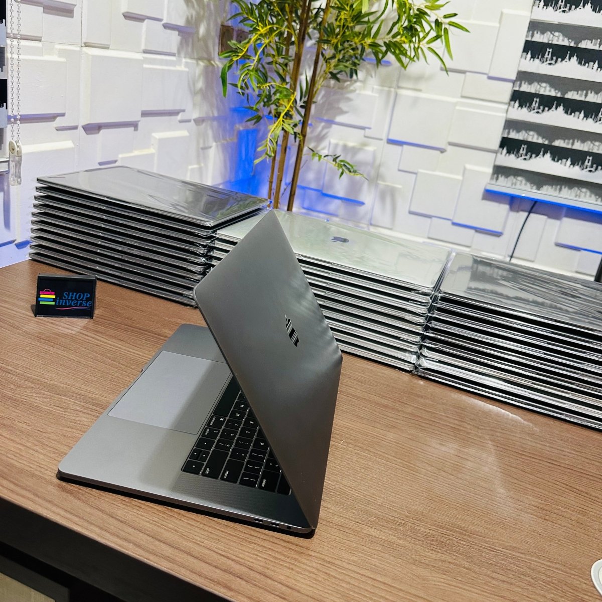 Apple MacBook Pro 2019 - Intel Core i9 - 1TB SSD - 32GB RAM - 4GB Dedicated Graphics - Touch ID - Touch Bar - Keyboard Light