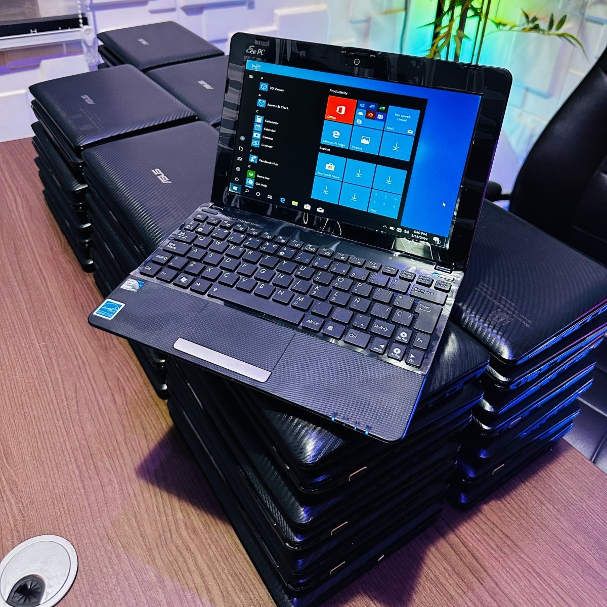 Asus Eee PC Seashell - Intel Atom N450 - 320GB HDD - 2GB RAM - (Bad battery)