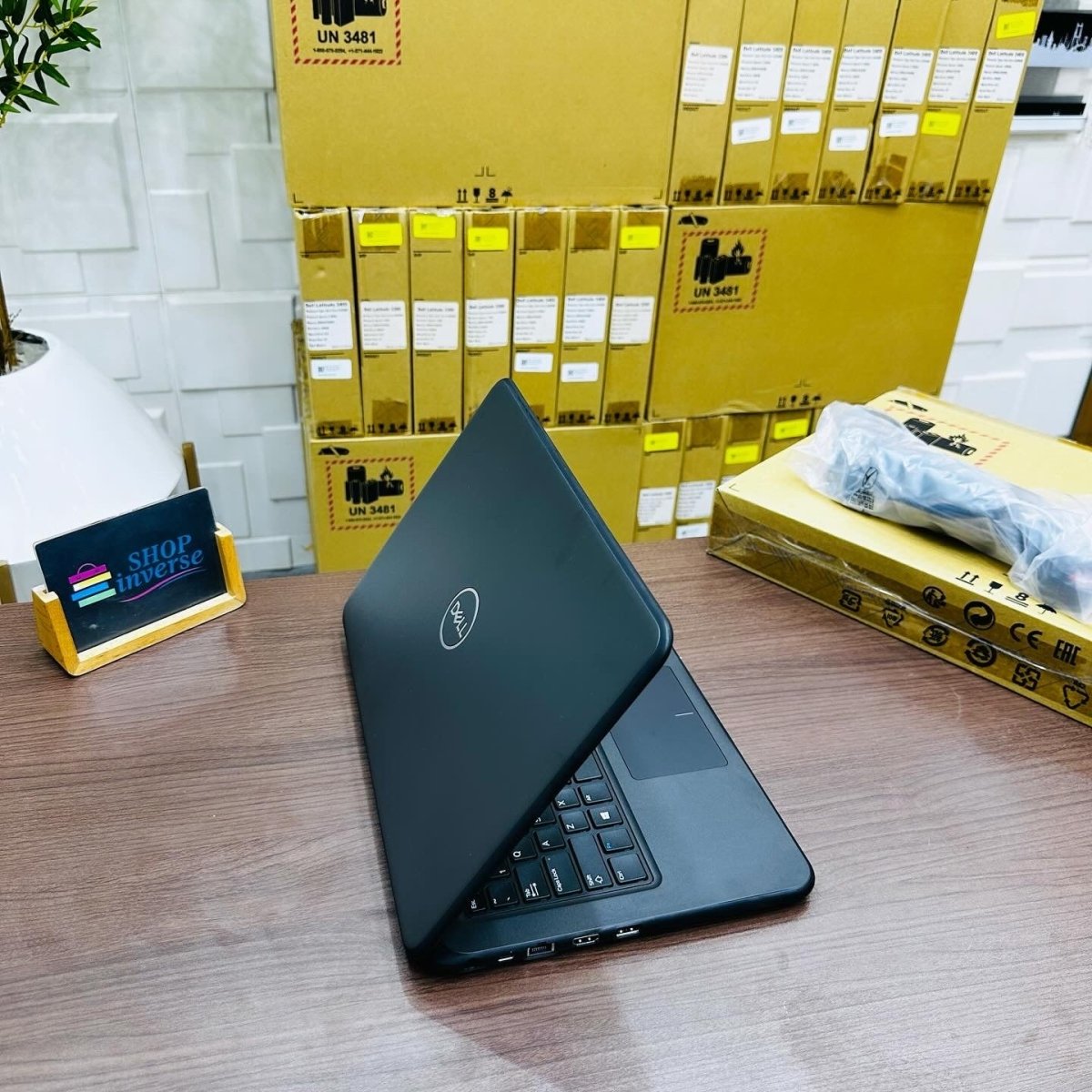 Dell Latitude 3300 - 8th Gen. Intel Core i5 - 256GB SSD - 8GB RAM - Touchscreen