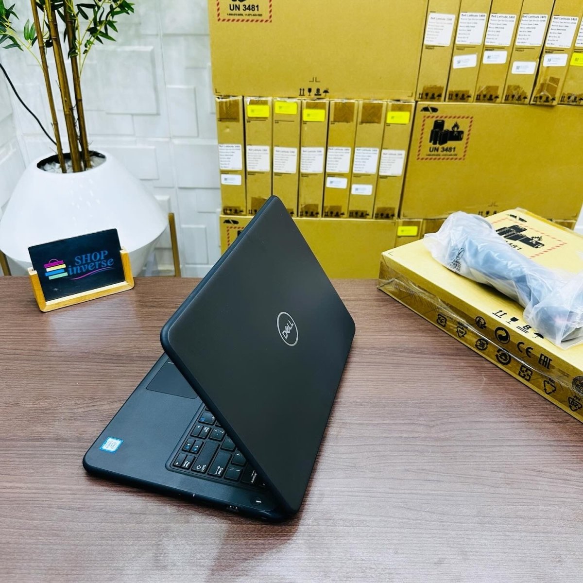 Dell Latitude 3300 - 8th Gen. Intel Core i5 - 256GB SSD - 8GB RAM - Touchscreen