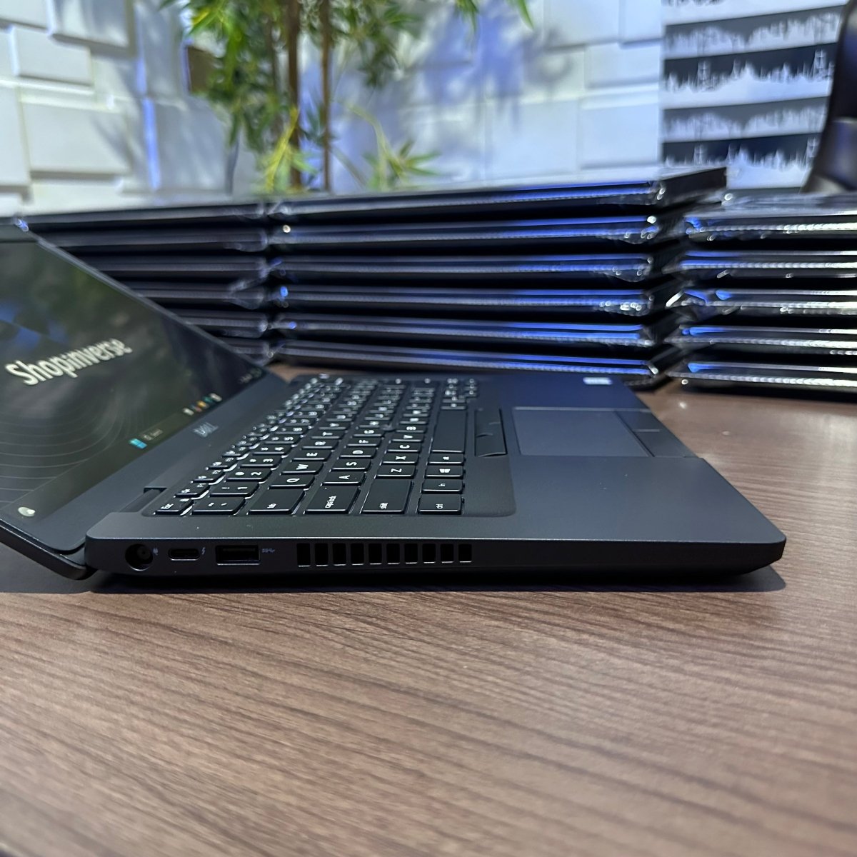 Dell Latitude 5400 - 8th Gen. Intel Core i7 - 256GB SSD - 8GB RAM - 8GB Total Graphics - HDMI - Keyboard Light