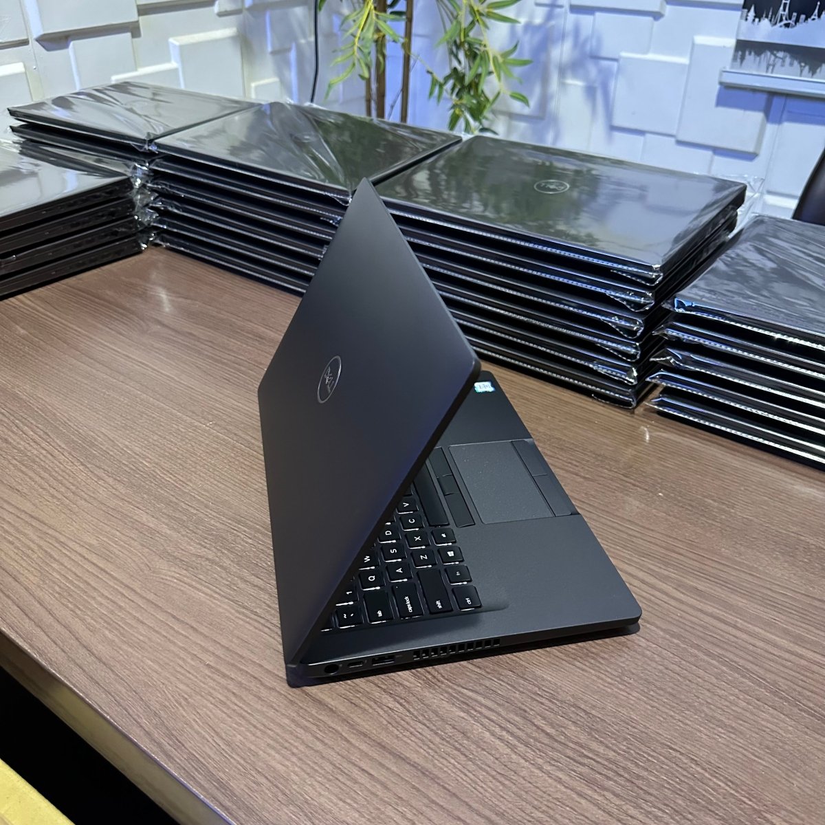 Dell Latitude 5400 - 8th Gen. Intel Core i7 - 256GB SSD - 8GB RAM - 8GB Total Graphics - HDMI - Keyboard Light