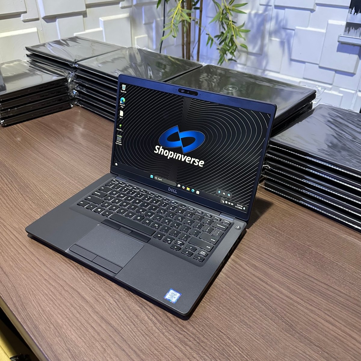 Dell Latitude 5400 - 8th Gen. Intel Core i7 - 256GB SSD - 8GB RAM - 8GB Total Graphics - HDMI - Keyboard Light