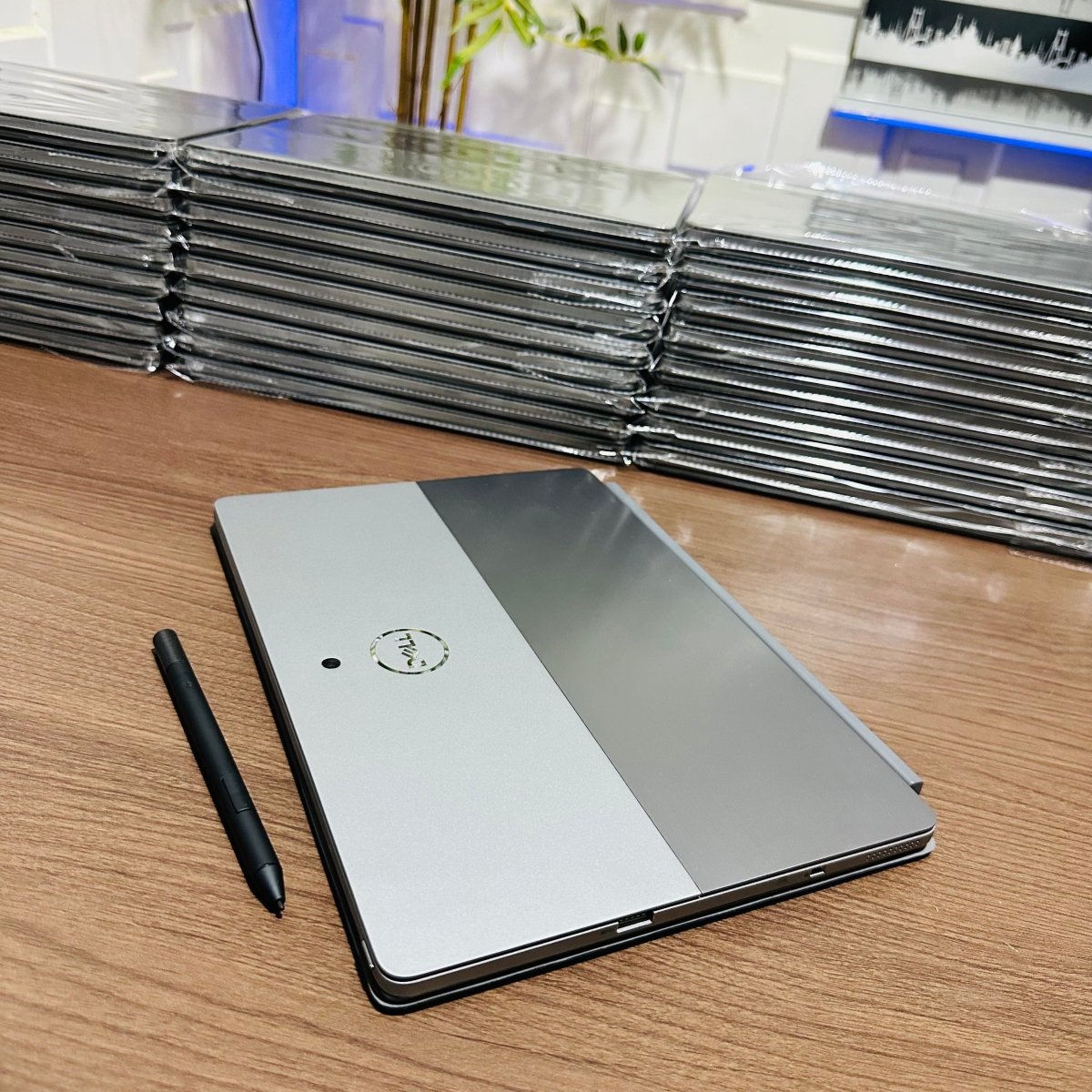 Dell Latitude 7210 2 - in - 1 - 10th Gen. Intel Core i5 - 256GB SSD - 16GB RAM - Keyboard Light - Touchscreen