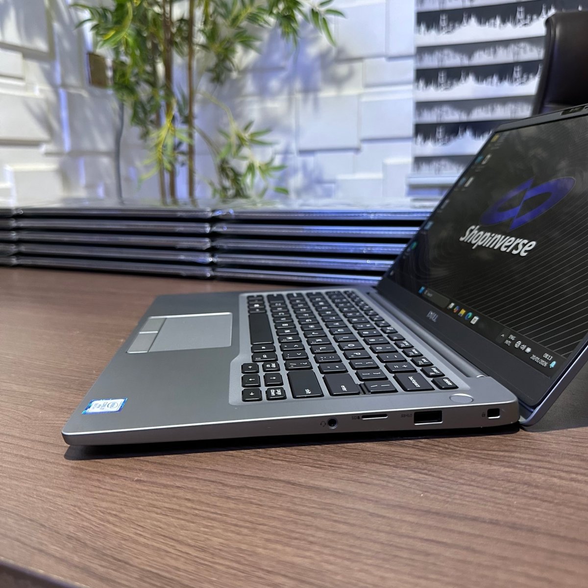 Dell Latitude 7300 - 8th Gen. Intel Core i7 - 256GB SSD - 8GB RAM - keyboard Light - Touchscreen
