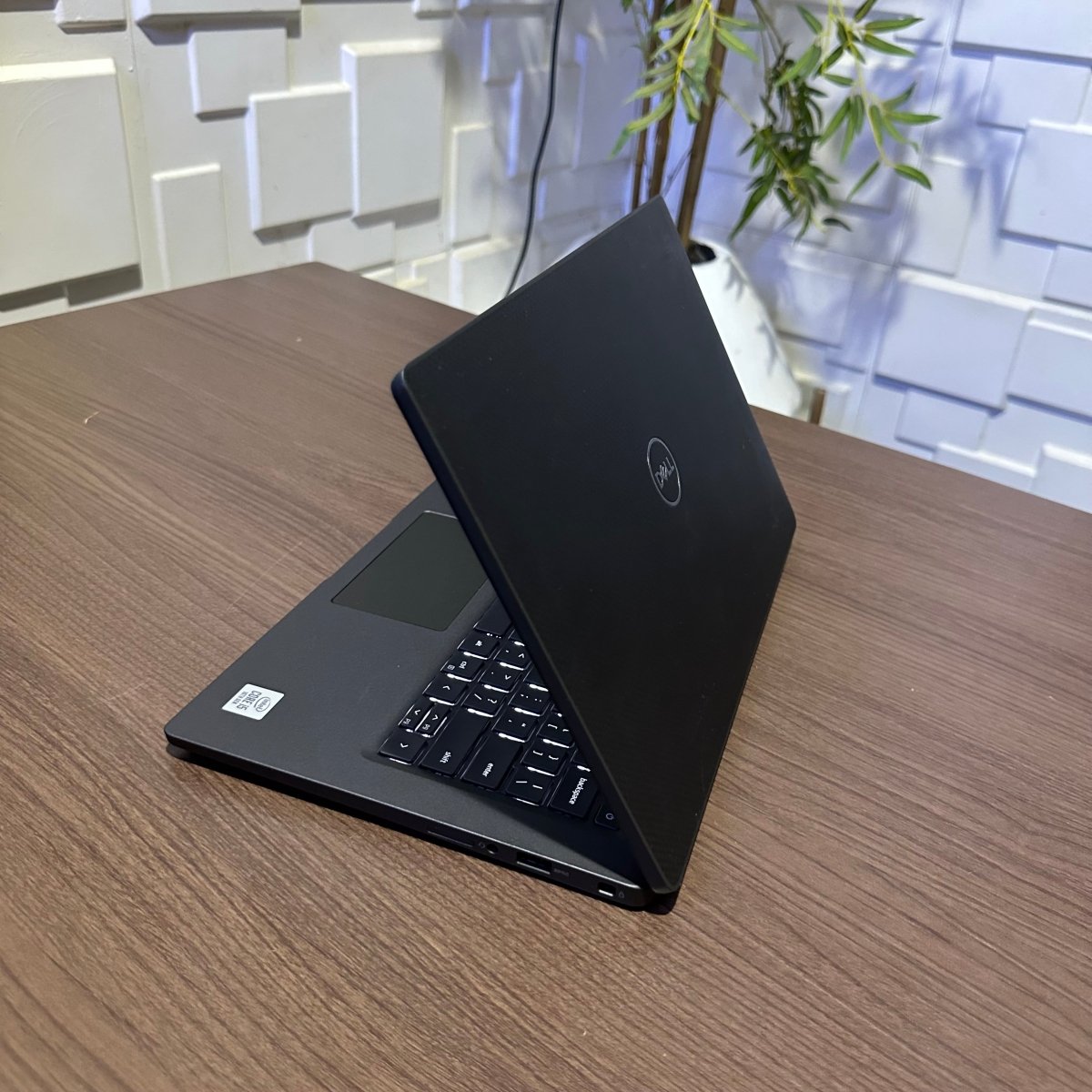 Dell Latitude 7310 - 10th Gen. Intel Core i5 - 256GB SSD - 8GB RAM