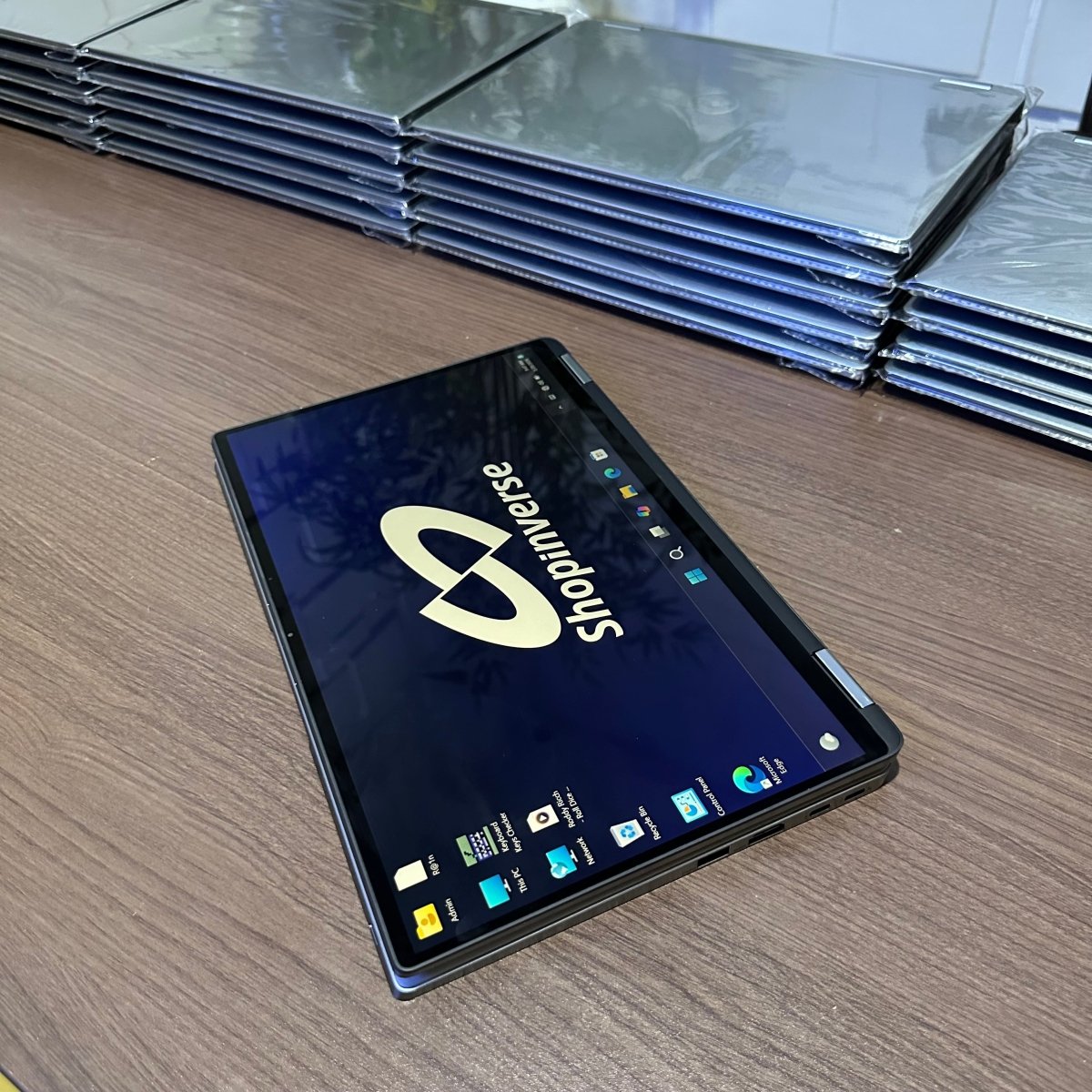 Dell Latitude 7400 2-in-1 - 8th Gen. Intel Core i5 - 256GB SSD