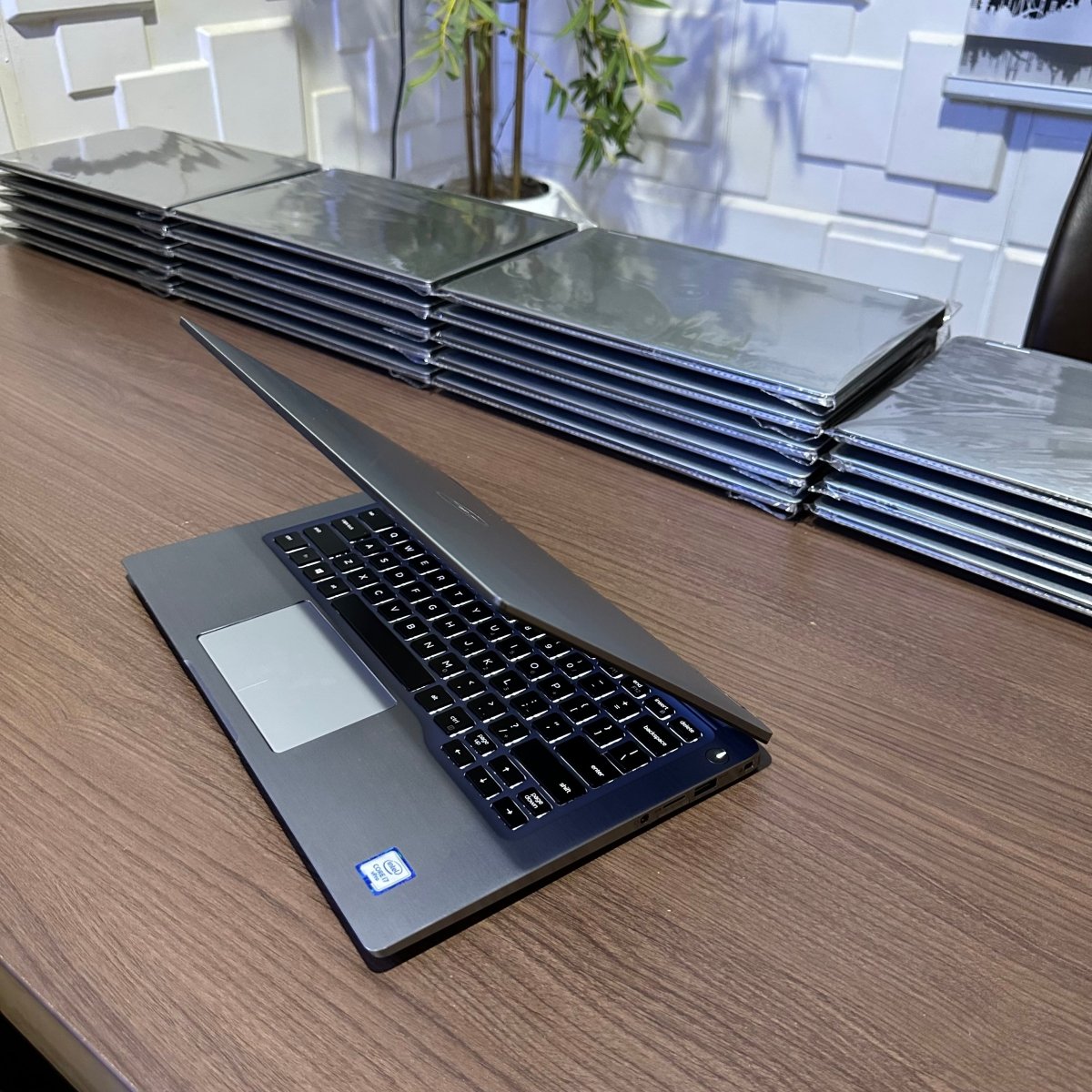 Dell Latitude 7400 2-in-1 - 8th Gen. Intel Core i5 - 256GB SSD