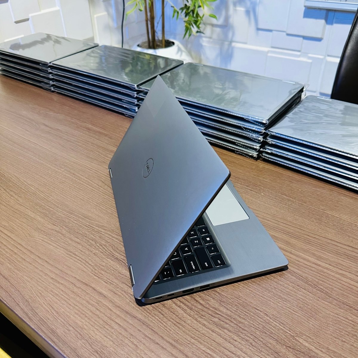 Dell Latitude 7400 2 - in - 1 - 8th Gen. Intel Core i7 - 256GB SSD - 16GB RAM - Keyboard Light - Touchscreen - Facial Recognition