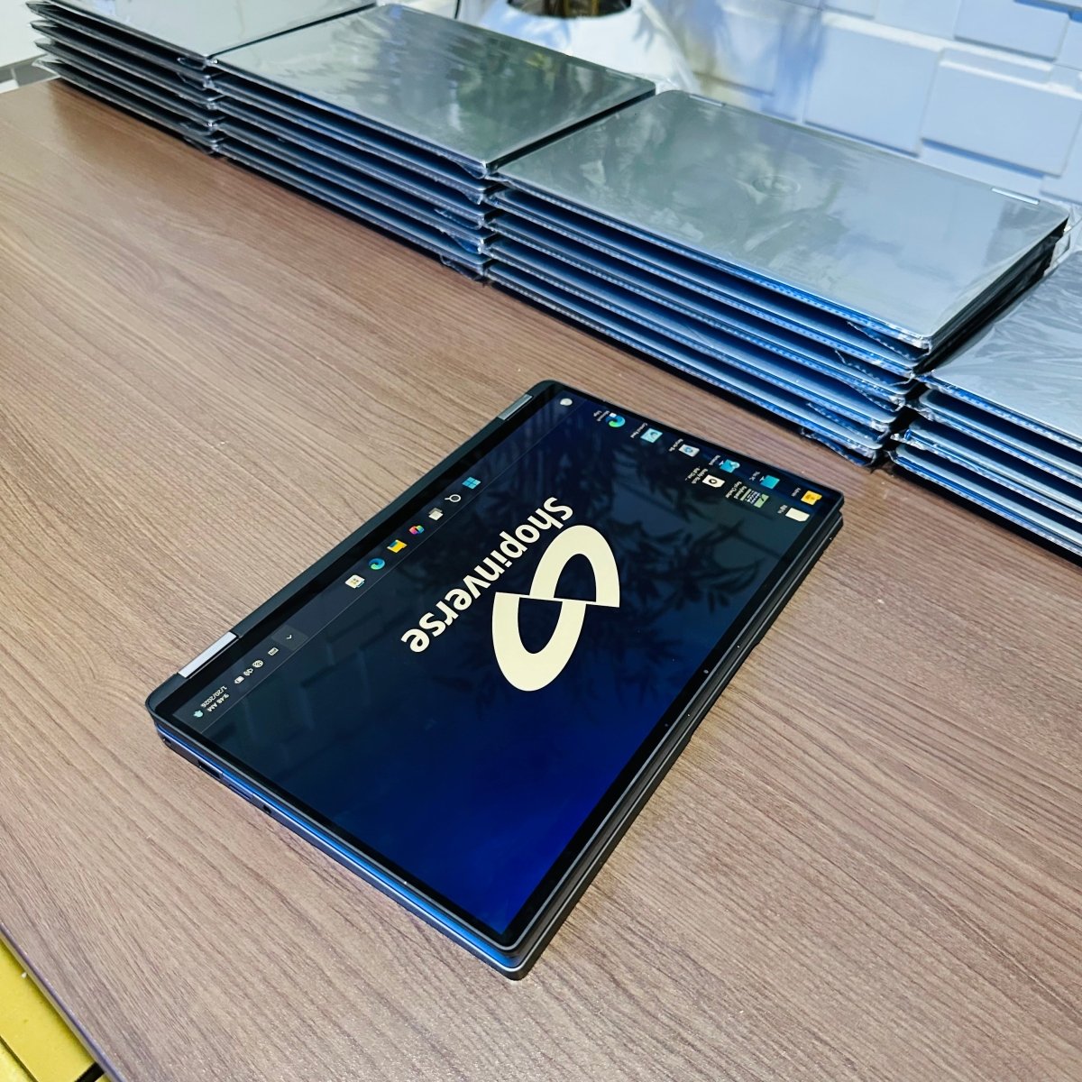 Dell Latitude 7400 2 - in - 1 - 8th Gen. Intel Core i7 - 256GB SSD - 16GB RAM - Keyboard Light - Touchscreen - Facial Recognition