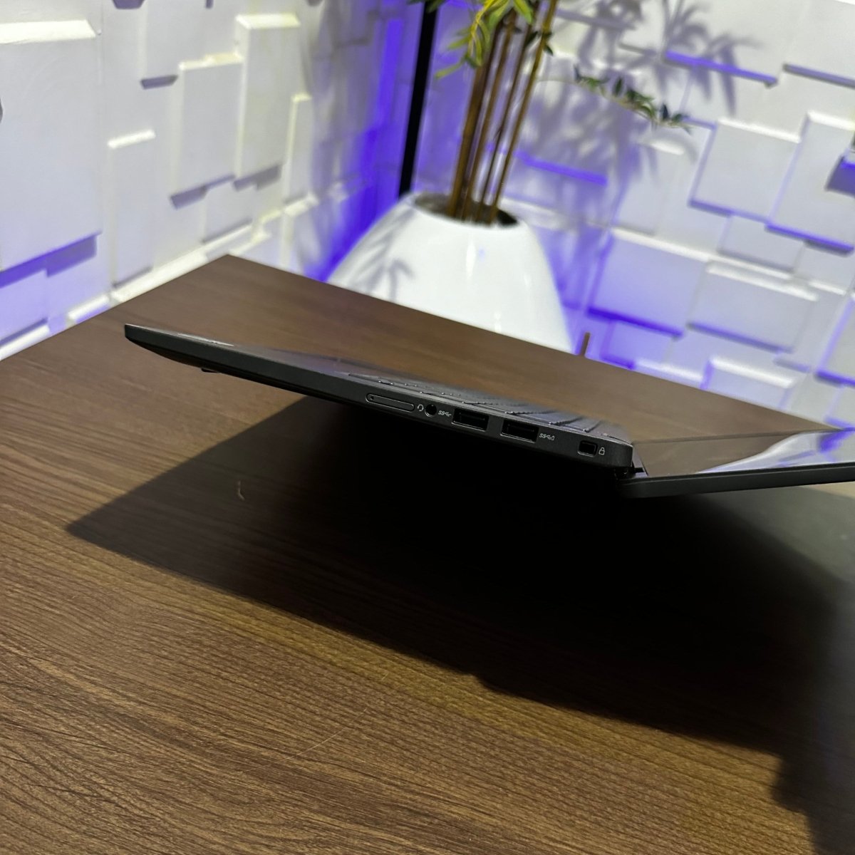 Dell Latitude 7410 - 10th Gen. Intel Core i5 - 256GB SSD - 16GB RAM - Keyboard Light - (Minor body dent)