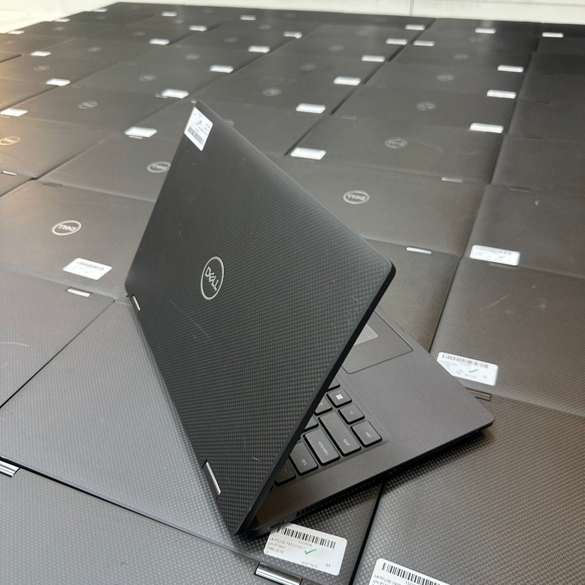 Dell Latitude 7420 2 - in - 1 - 11th Gen. Intel Core i5 - 256GB SSD - 16GB RAM - Touchscreen - (Minor body dent)