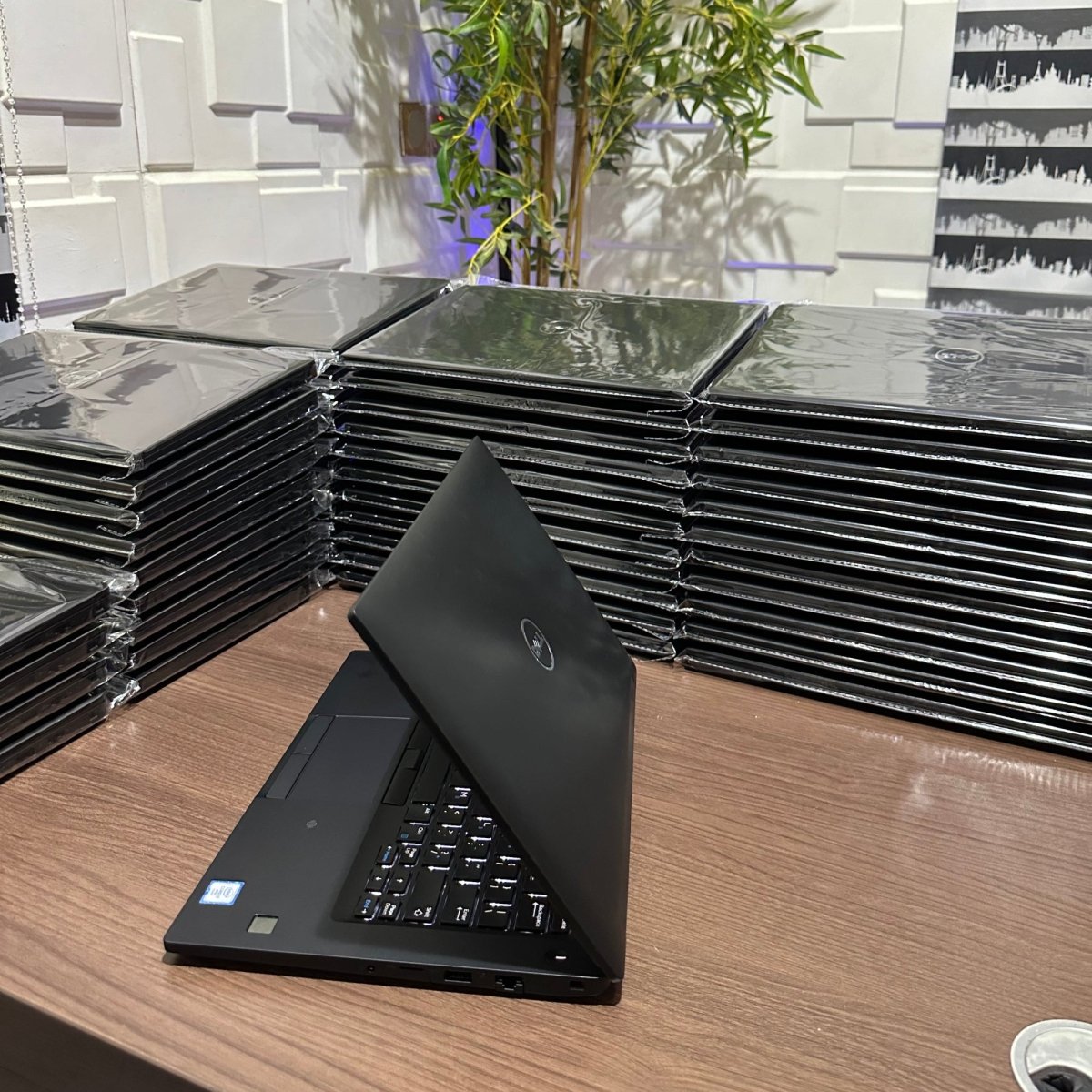 Dell Latitude 7480 - 6th Gen. Intel Core i7 - 256GB SSD - 16GB RAM - Keyboard Light