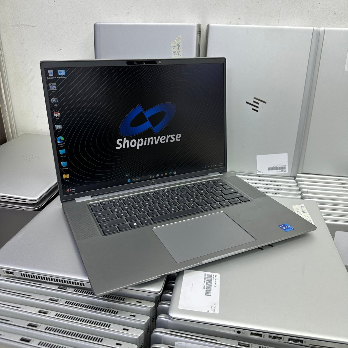 Dell Latitude 7640 - 13th Gen. Intel Core i7 - 1TB SSD - 32GB RAM - Keyboard Light