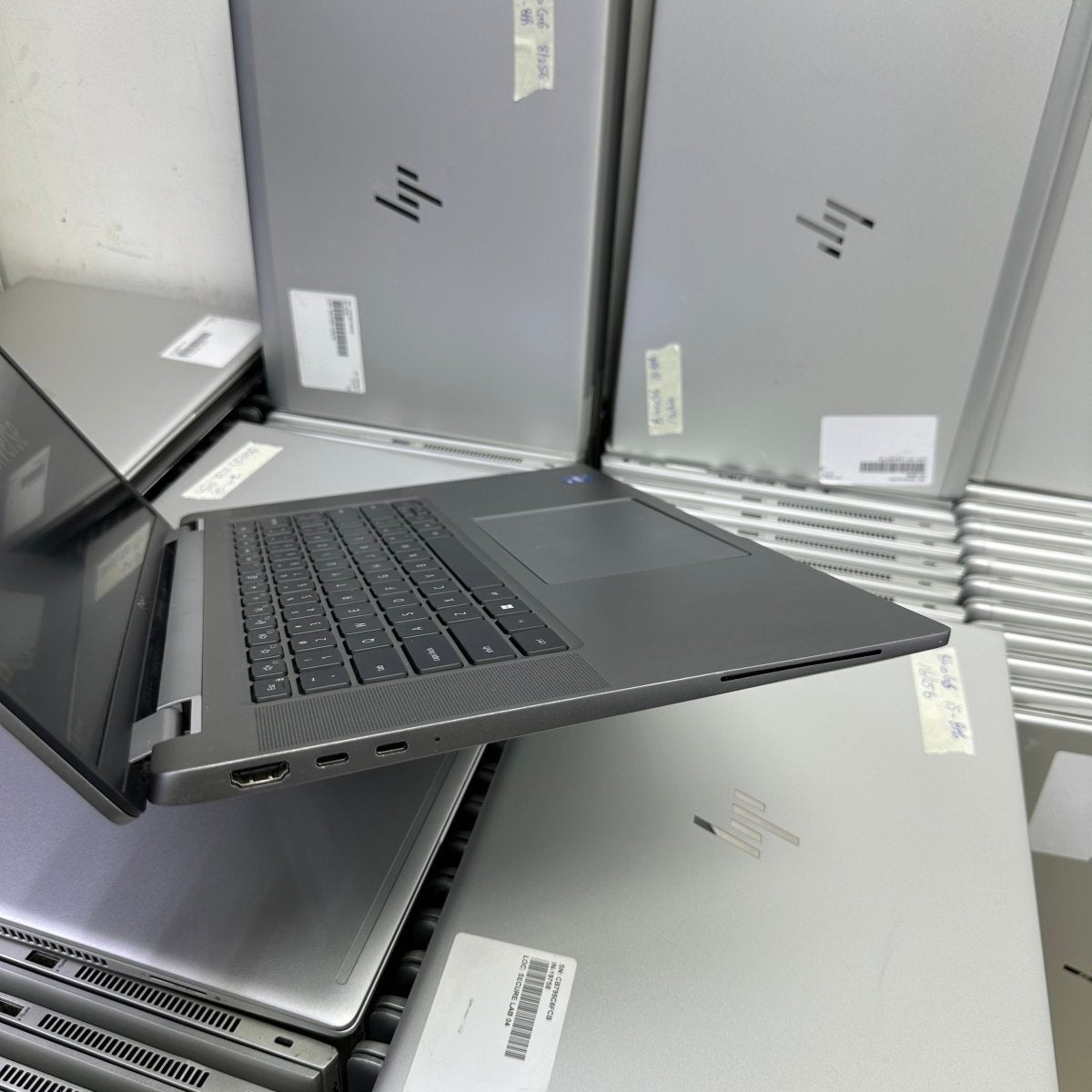 Dell Latitude 7640 - 13th Gen. Intel Core i7 - 1TB SSD - 32GB RAM - Keyboard Light