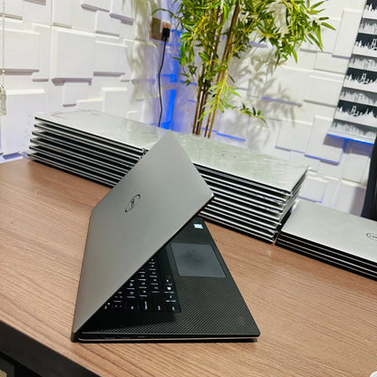 Dell Precision 5520 - 7th Gen. Intel Core i7 - 512GB SSD - 16GB RAM - 4GB Nvidia Quadro Graphics - HDMI - Keyboard Light