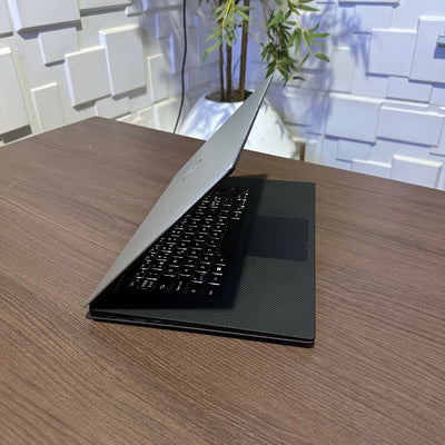 Dell Precision 5540 - 9th Gen. Intel Xeon E - 2276M - 512GB SSD - 16GB RAM - 4GB Nvidia Quadro - Keyboard Light