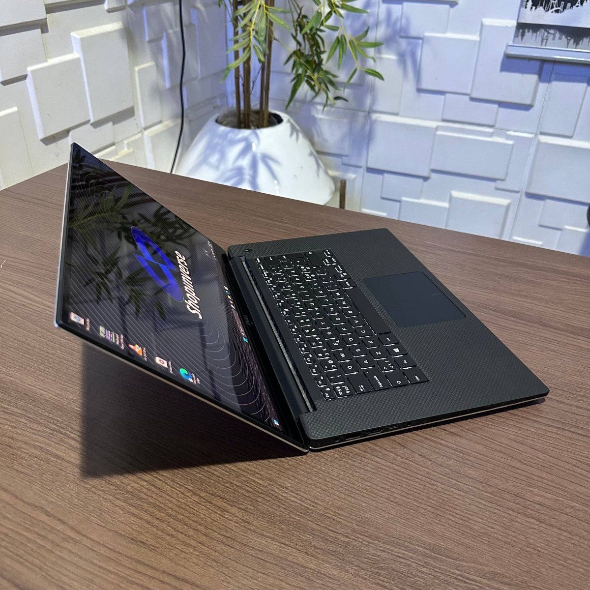 Dell Precision 5540 - 9th Gen. Intel Xeon E - 2276M - 512GB SSD - 16GB RAM - 4GB Nvidia Quadro - Keyboard Light