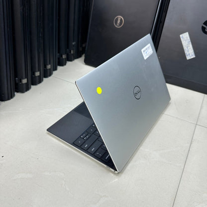 Dell XPS 13 9300 - 10th Gen. Intel Core i5 - 256GB SSD - 8GB RAM - Keyboard Light