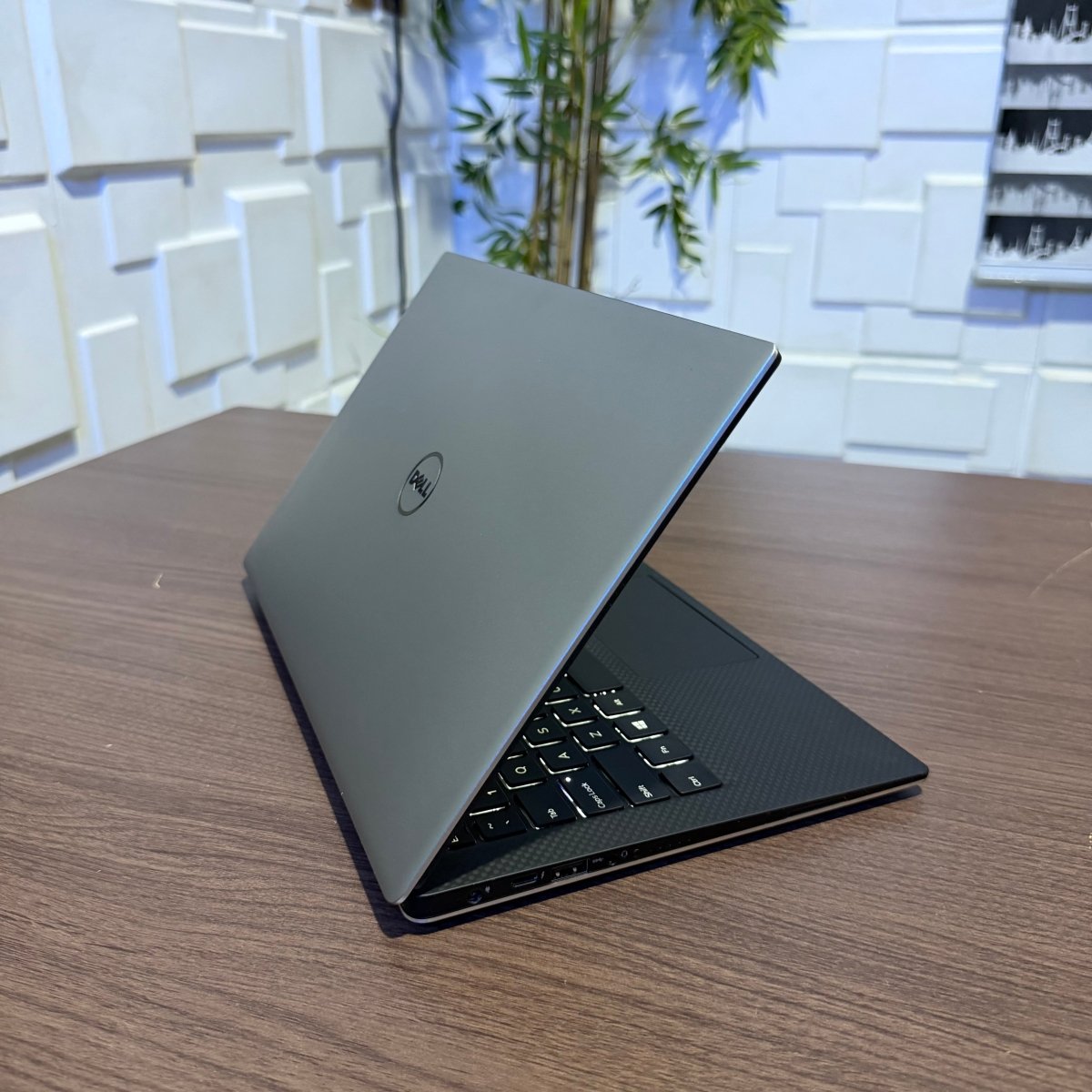 Dell XPS 13 9350 | 6th Gen Core i7 | 8GB RAM | 256GB SSD | Touchscreen | Backlit Keyboard