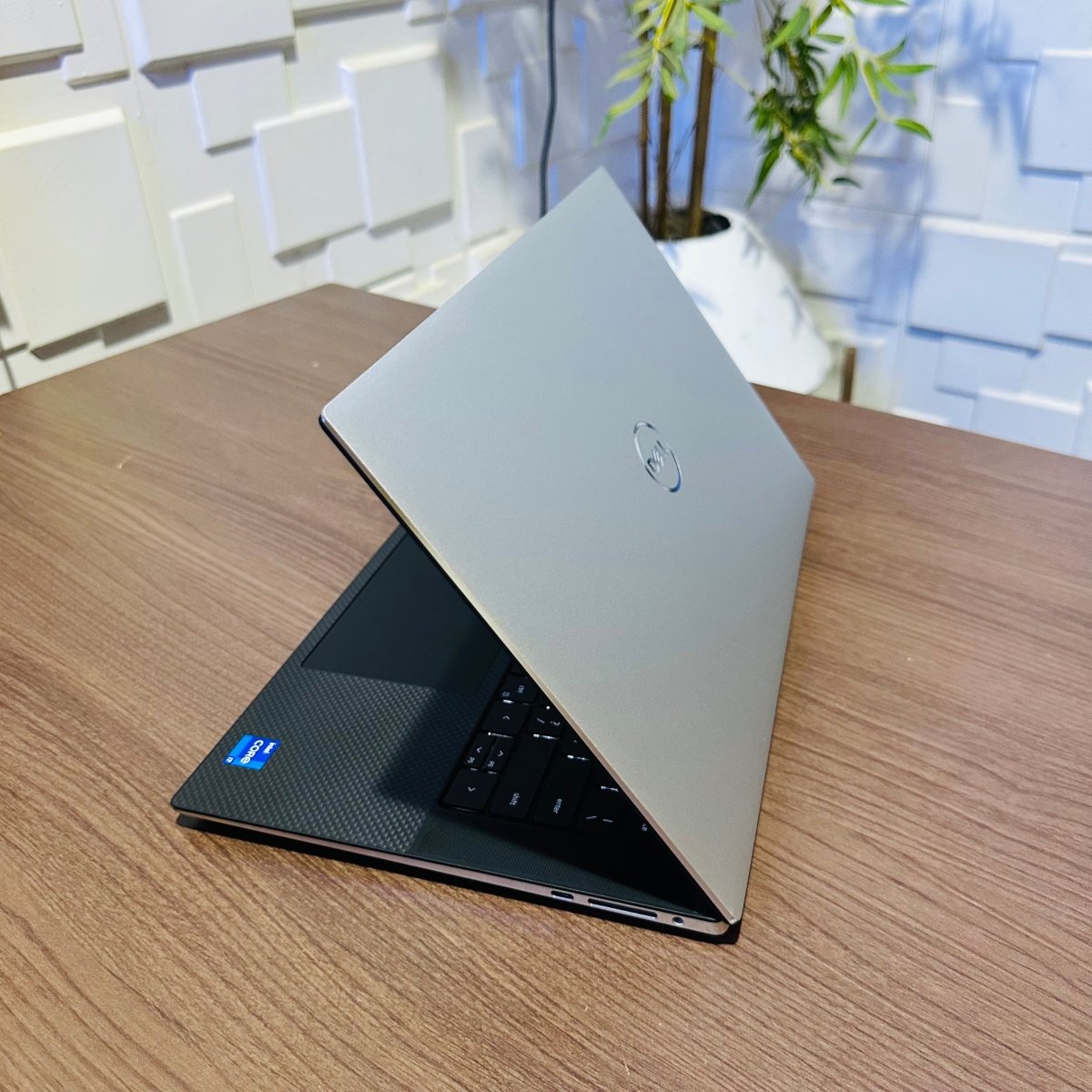 Dell XPS 15 9500 - 10th Gen Intel Core i7 - 512GB SSD - 16GB RAM - 4GB Nvidia GeForce GTX 1650 Ti - 4K Display - Touchscreen - Keyboard Light