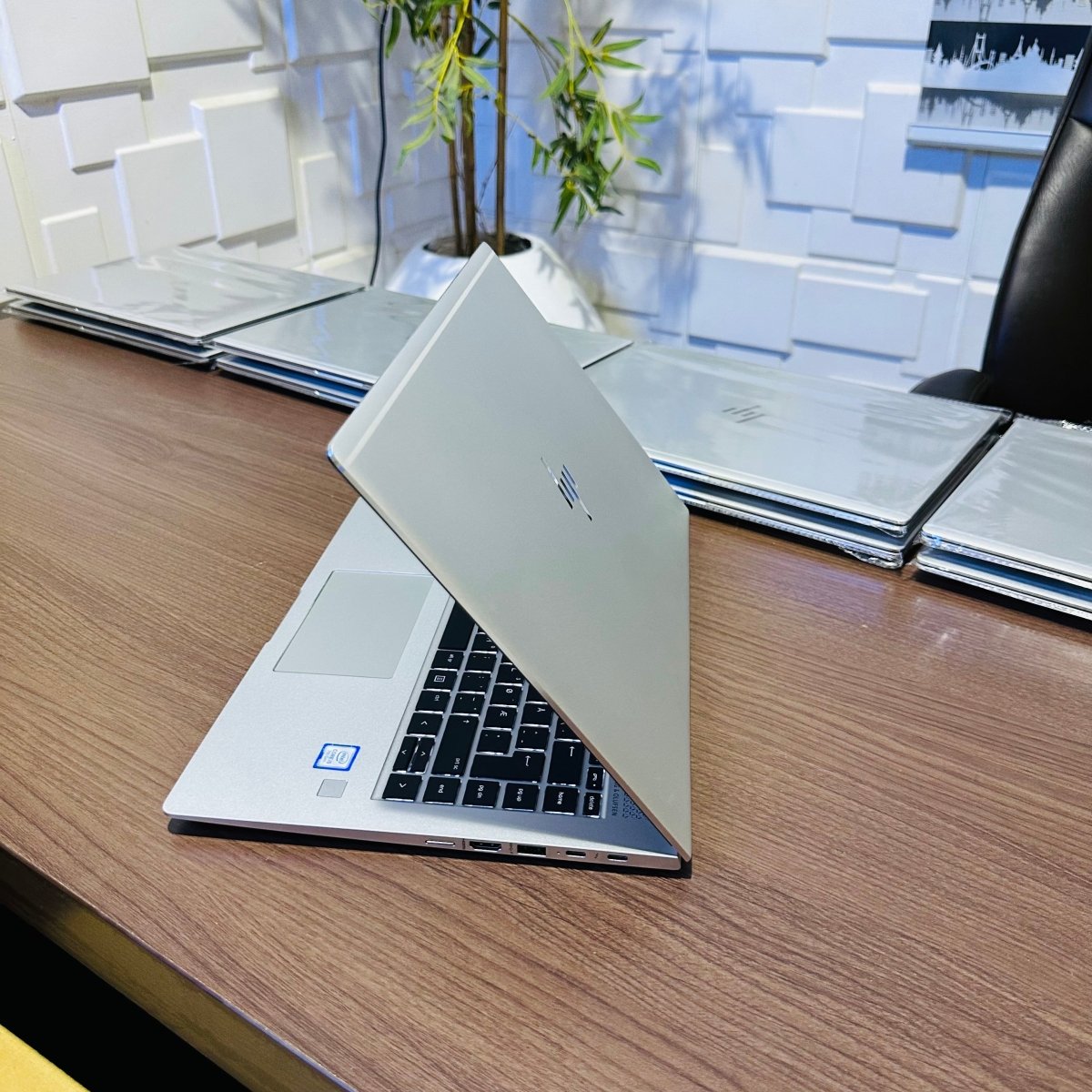 HP EliteBook 1040 G4 - 7th Gen. Intel Core i5 - 256GB SSD - 8GB RAM - Keyboard Light - Touchscreen