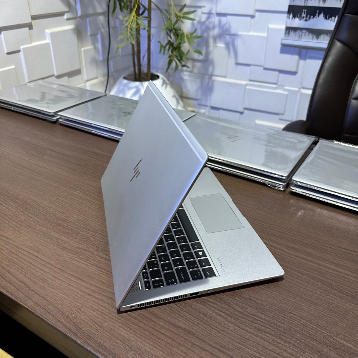 HP EliteBook 1040 G4 - 7th Gen. Intel Core i7 - 256GB SSD - 16GB RAM - Keyboard Light - Touchscreen