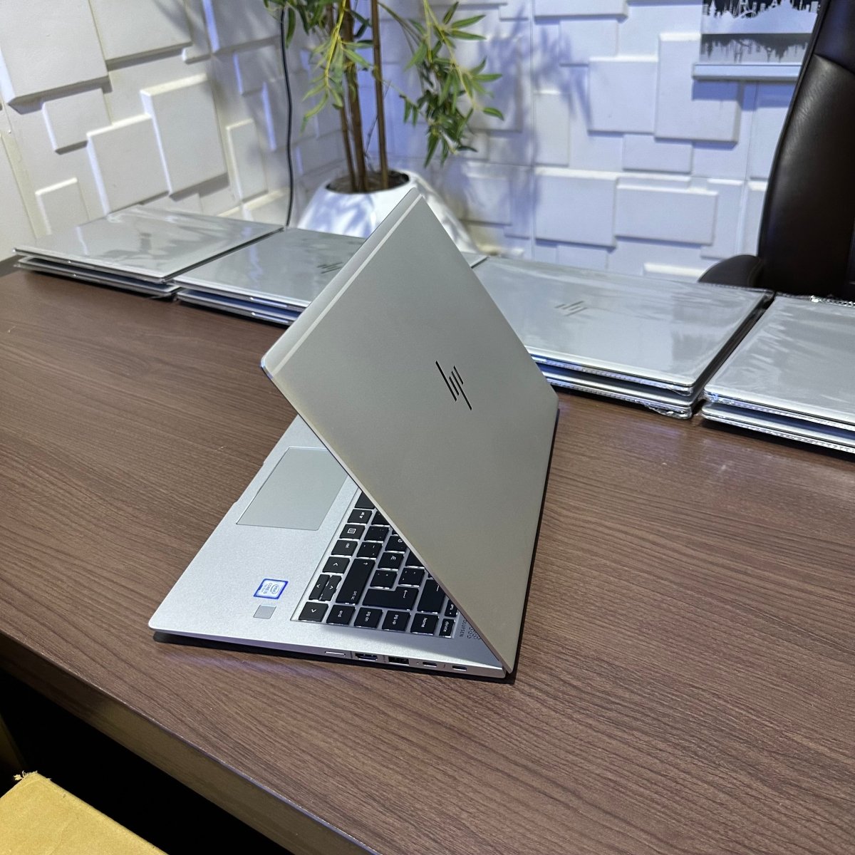 HP EliteBook 1040 G4 - 7th Gen. Intel Core i7 - 256GB SSD - 16GB RAM - Keyboard Light - Touchscreen