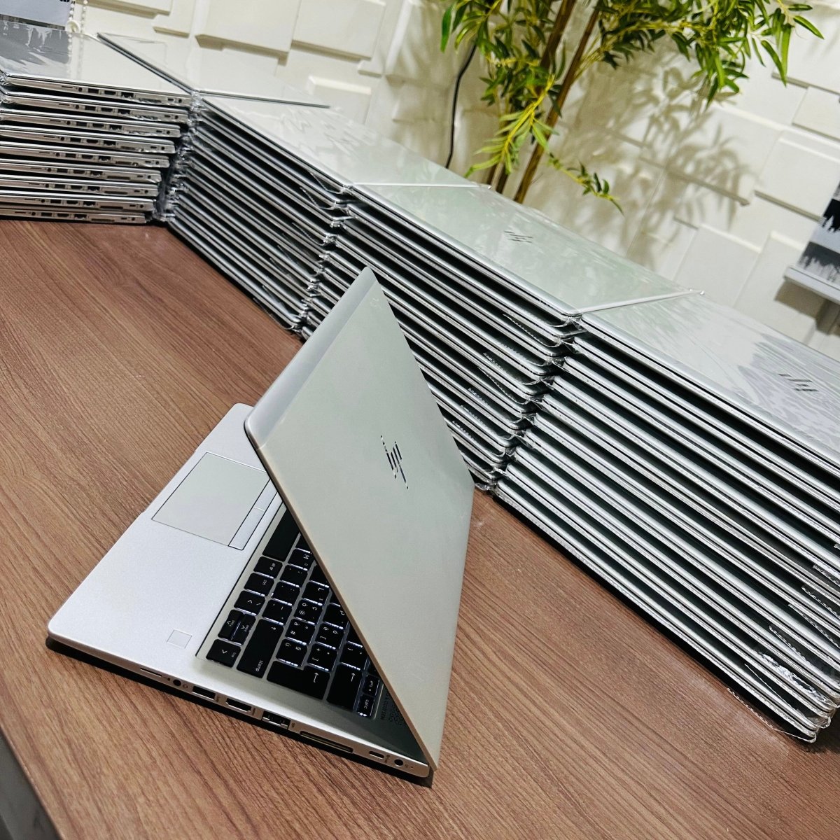 HP EliteBook 735 G6 - AMD Ryzen 5 Pro - 256GB SSD - 8GB RAM - 2GB Dedicated Graphics - Keypad Light