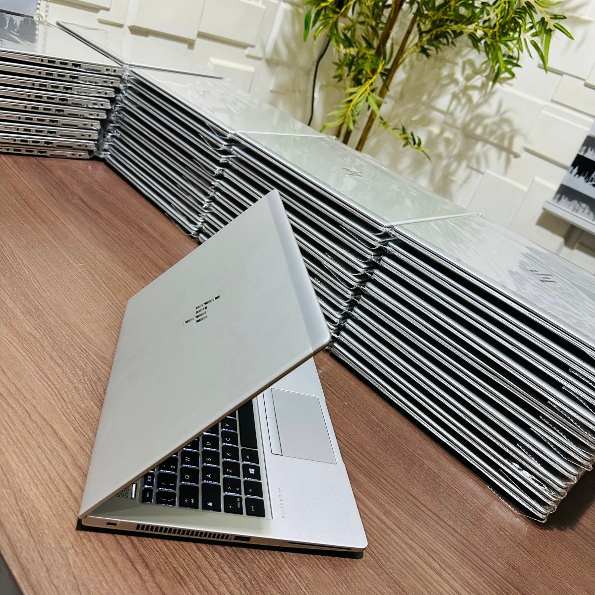 HP EliteBook 735 G6 - AMD Ryzen 5 Pro - 256GB SSD - 8GB RAM - 2GB Dedicated Graphics - Keypad Light