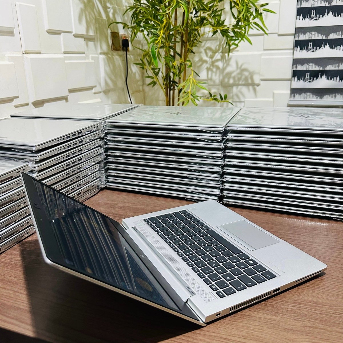 HP EliteBook 735 G6 - AMD Ryzen 5 Pro - 256GB SSD - 8GB RAM - 2GB Dedicated Graphics - Keypad Light