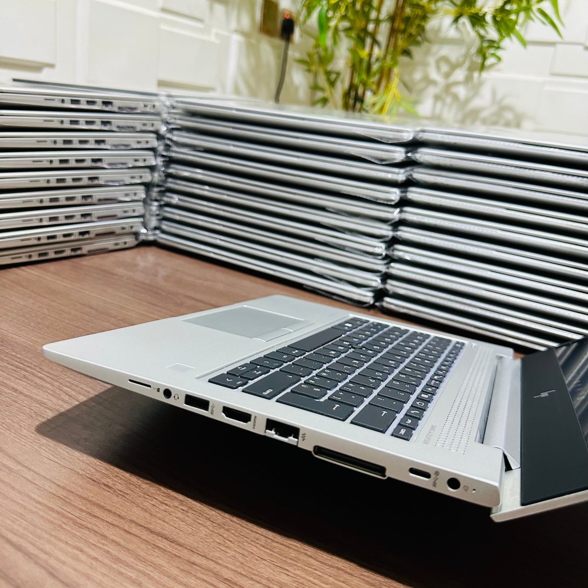 HP EliteBook 830 G6 - 8th Gen. Intel Core i5 - 256GB SSD - 8GB RAM - Keyboard Light - Touchscreen - Face ID