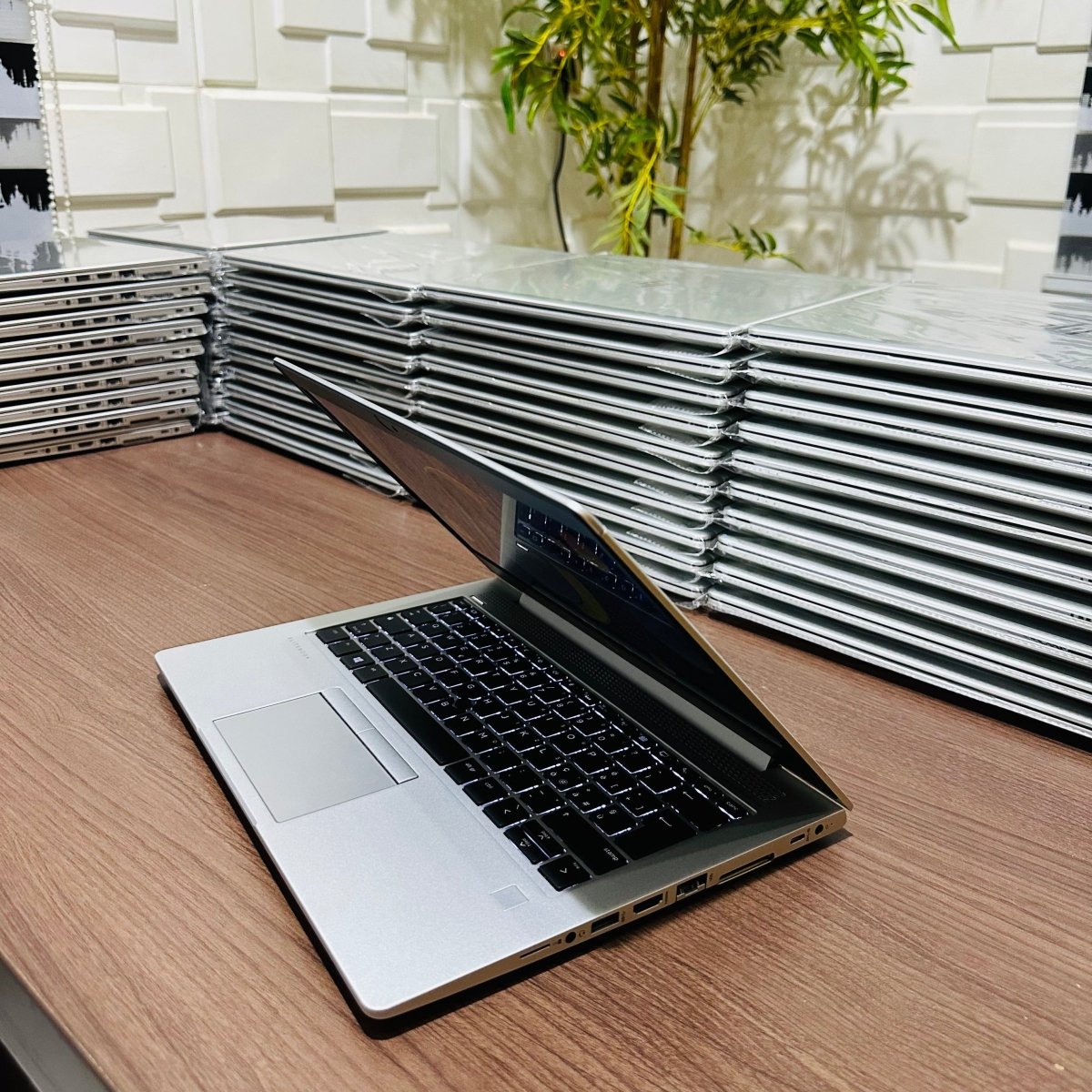 HP EliteBook 830 G6 - 8th Gen. Intel Core i5 - 256GB SSD - 8GB RAM - Keyboard Light - Touchscreen - Face ID