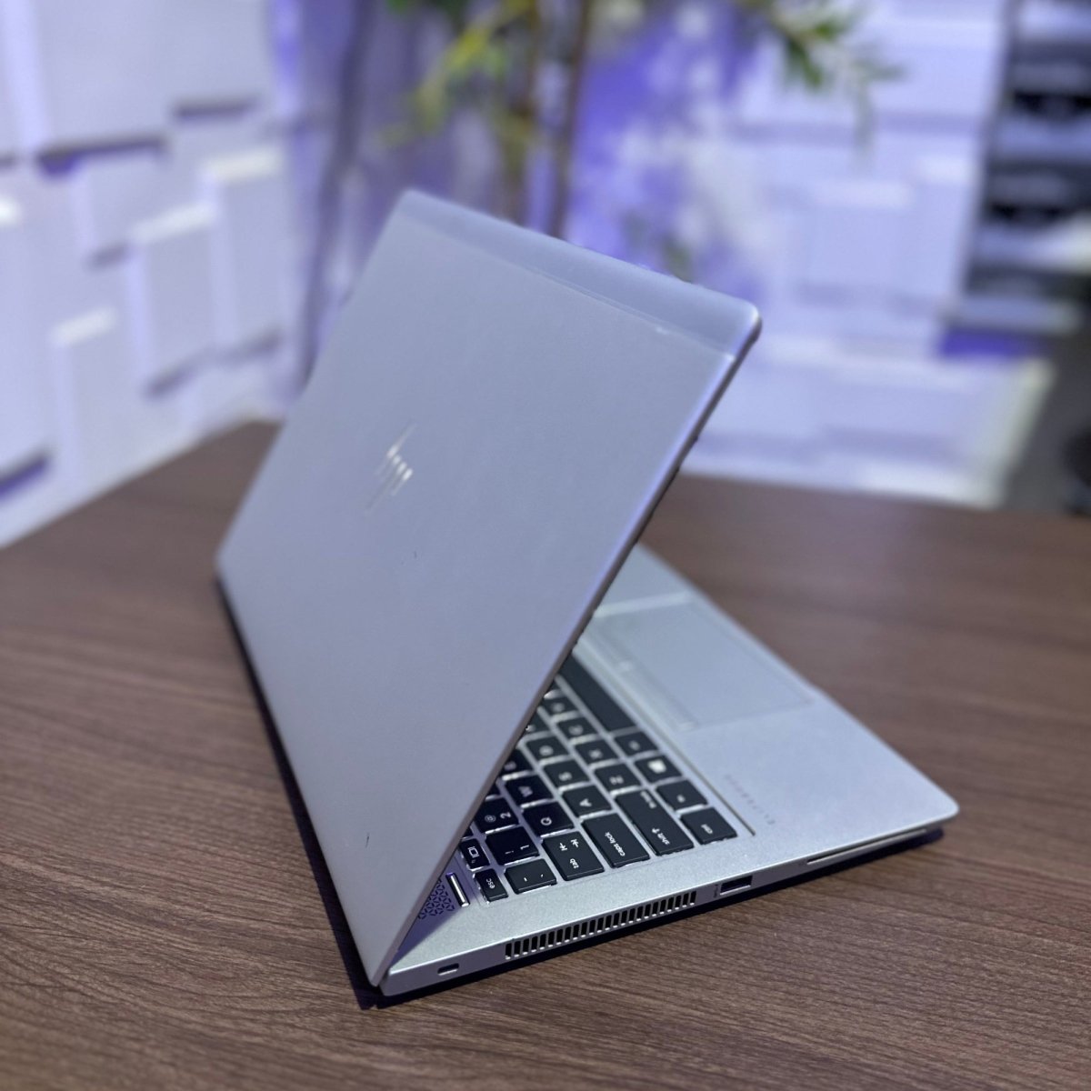 HP EliteBook 840 G5 - 7th Gen. Intel Core i5 - 256GB SSD - 8GB RAM - Keypad Light - Touchscreen