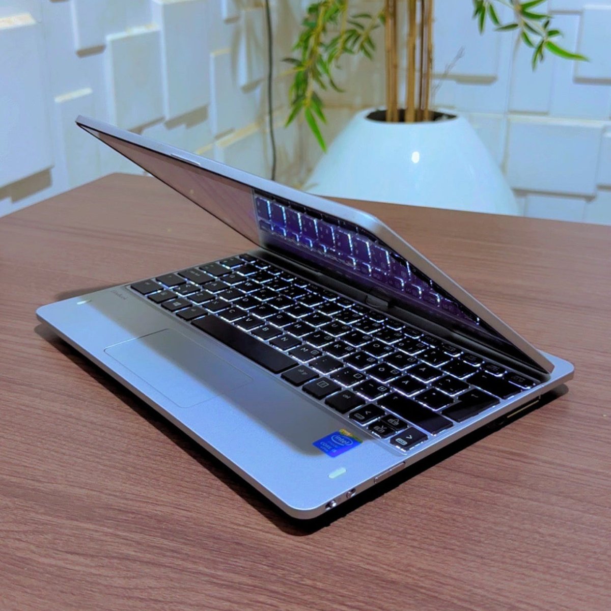 HP EliteBook Revolve 810 G3 | Core i5 | 8GB RAM | 128GB SSD | Touchscreen | Backlit Keyboard