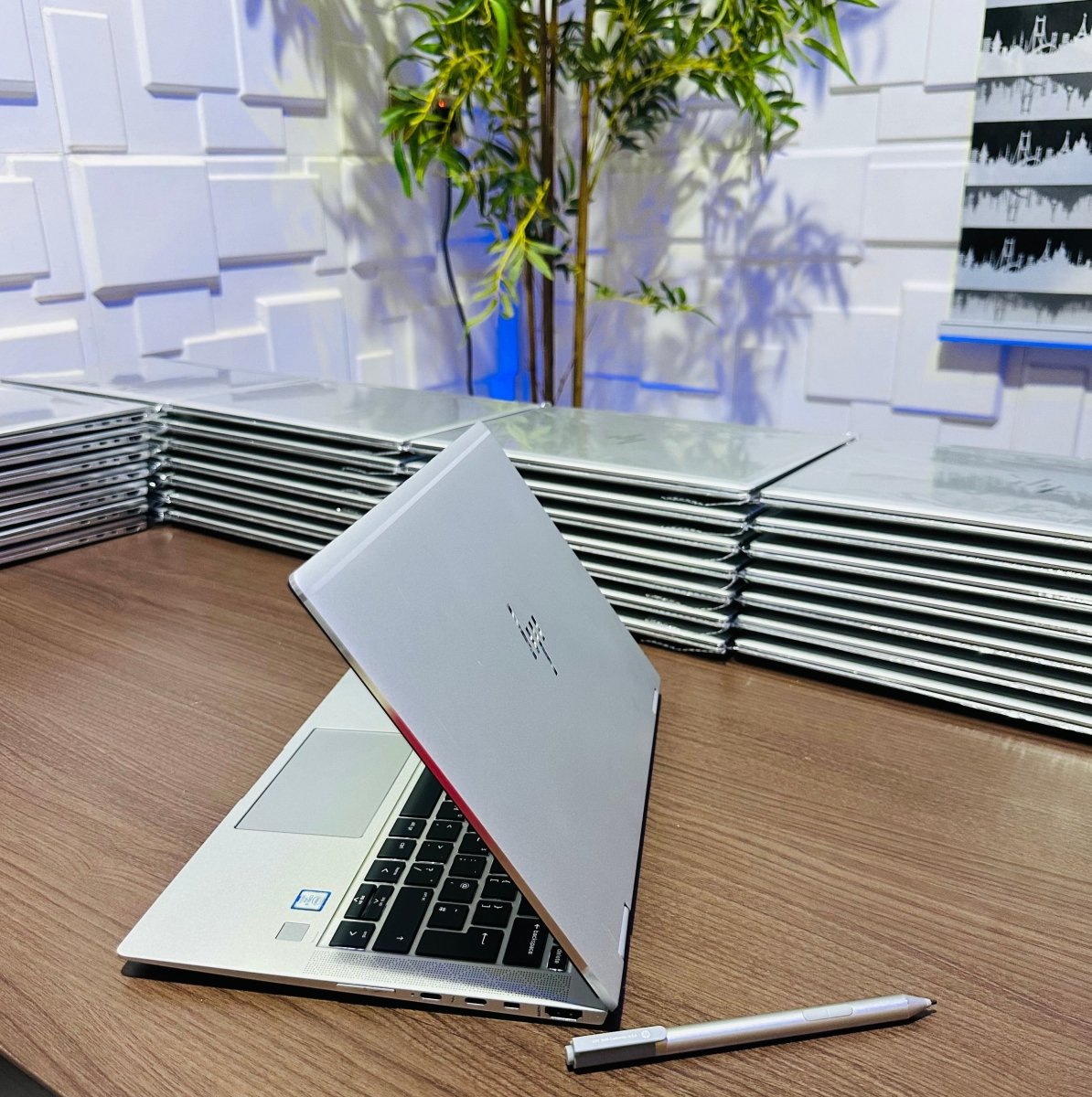 HP EliteBook x360 1030 G4 - 8th Gen. Intel Core i5 - 256GB SSD - 8GB RAM - Keyboard Light - Touchscreen