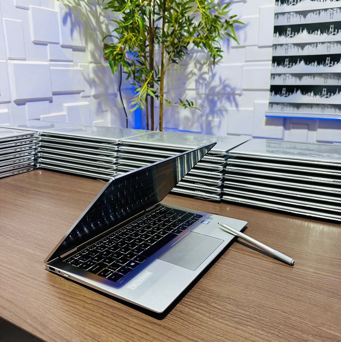 HP EliteBook x360 1030 G4 - 8th Gen. Intel Core i5 - 256GB SSD - 8GB RAM - Keyboard Light - Touchscreen