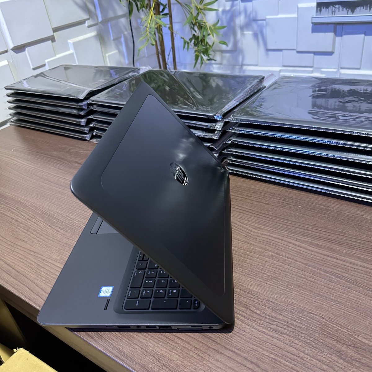 HP zBook 15u G4 - 7th Gen Intel Core i7 - 256GB SSD - 8GB RAM - 2GB Dedicated Graphics