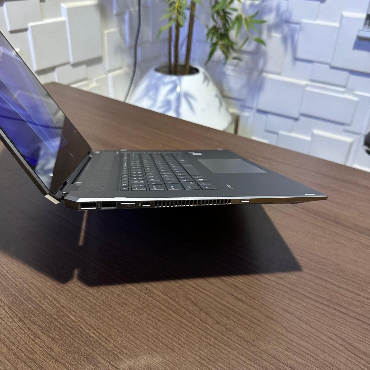 HP zBook Studio G5 - Intel Xeon E - 2186M - 512GB SSD - 16GB RAM - 4GB Nvidia Quadro - keyboard Light