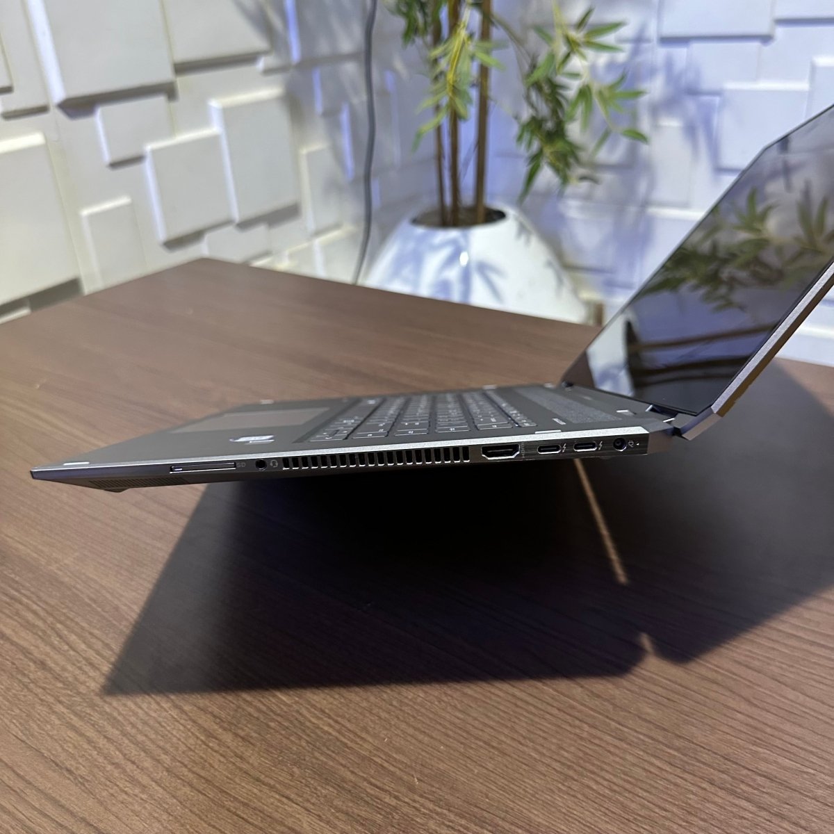 HP zBook Studio G5 - Intel Xeon E - 2186M - 512GB SSD - 16GB RAM - 4GB Nvidia Quadro - keyboard Light