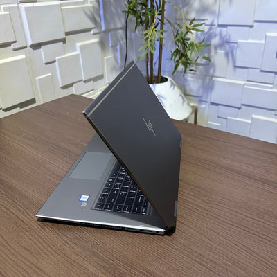 HP zBook Studio G5 - Intel Xeon E - 2186M - 512GB SSD - 16GB RAM - 4GB Nvidia Quadro - keyboard Light