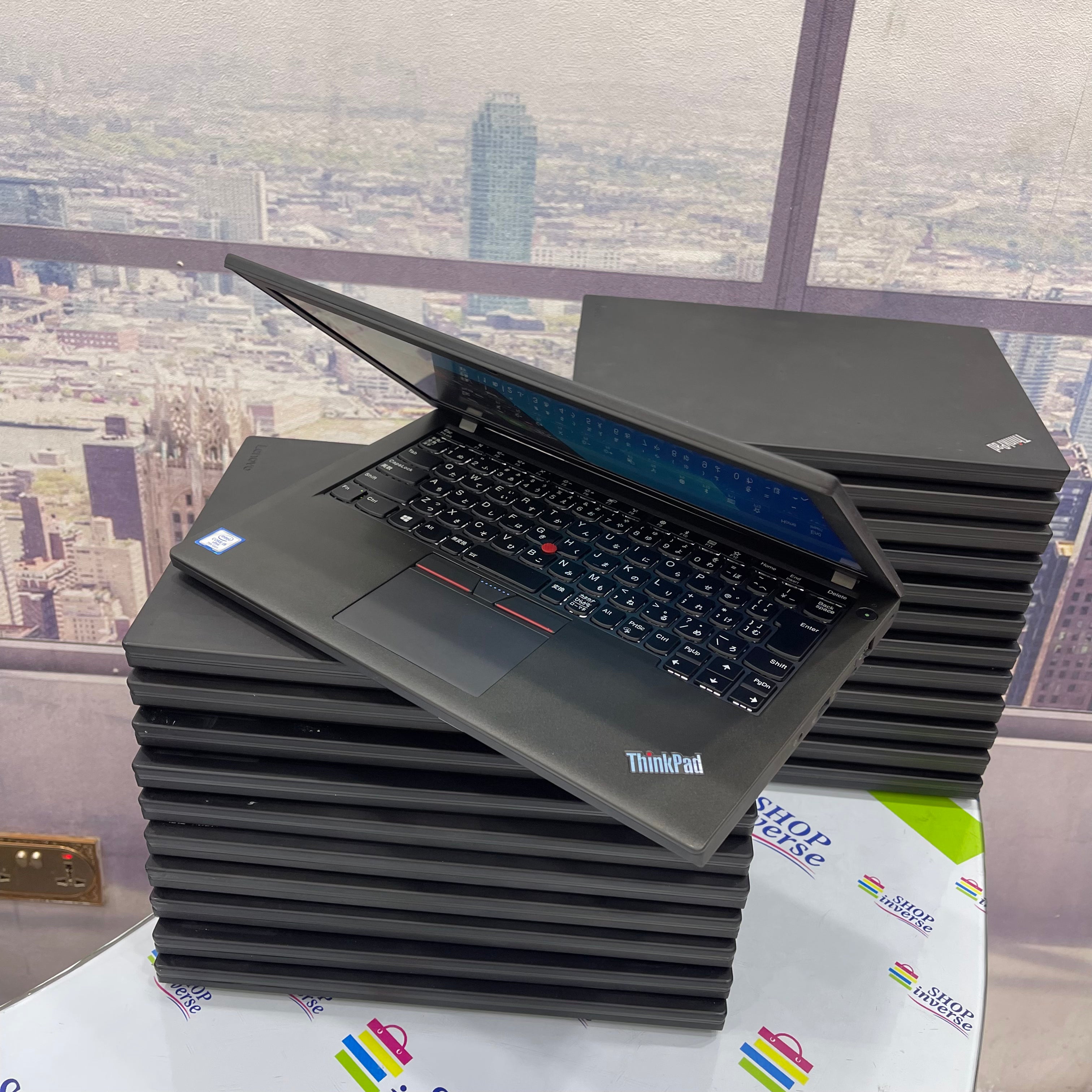 Lenovo ThinkPad X270 - 7th Gen. Intel Core i5 - 256GB SSD - 16GB RAM - Keyboard Light - 2 Batteries