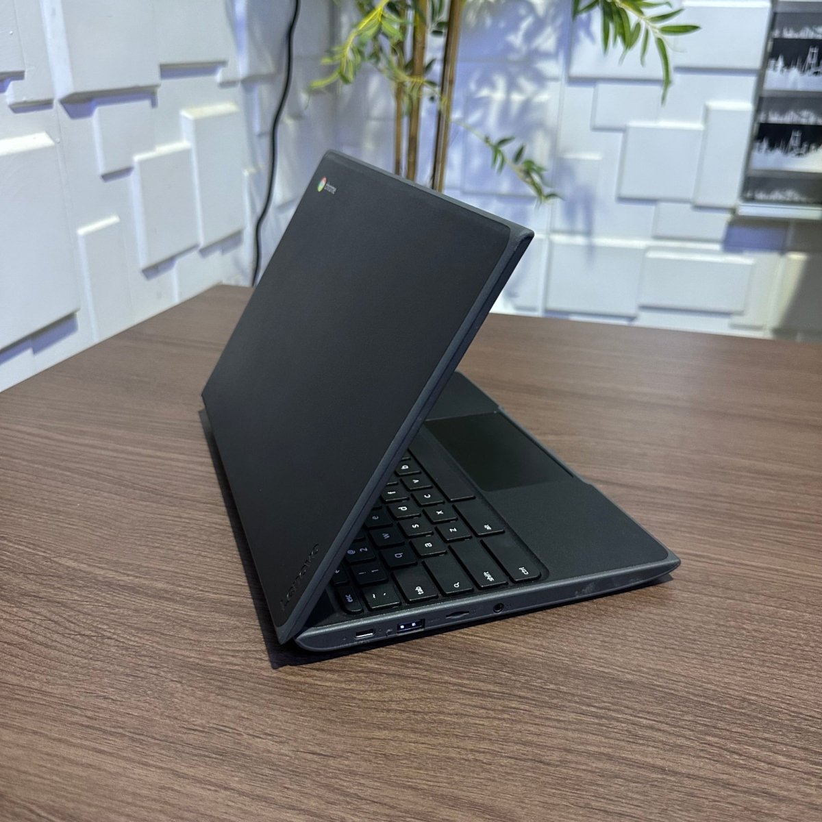 Lenovo 100e Chromebook - Intel Celeron N3350 - 32GB eMMC - 4GB RAM