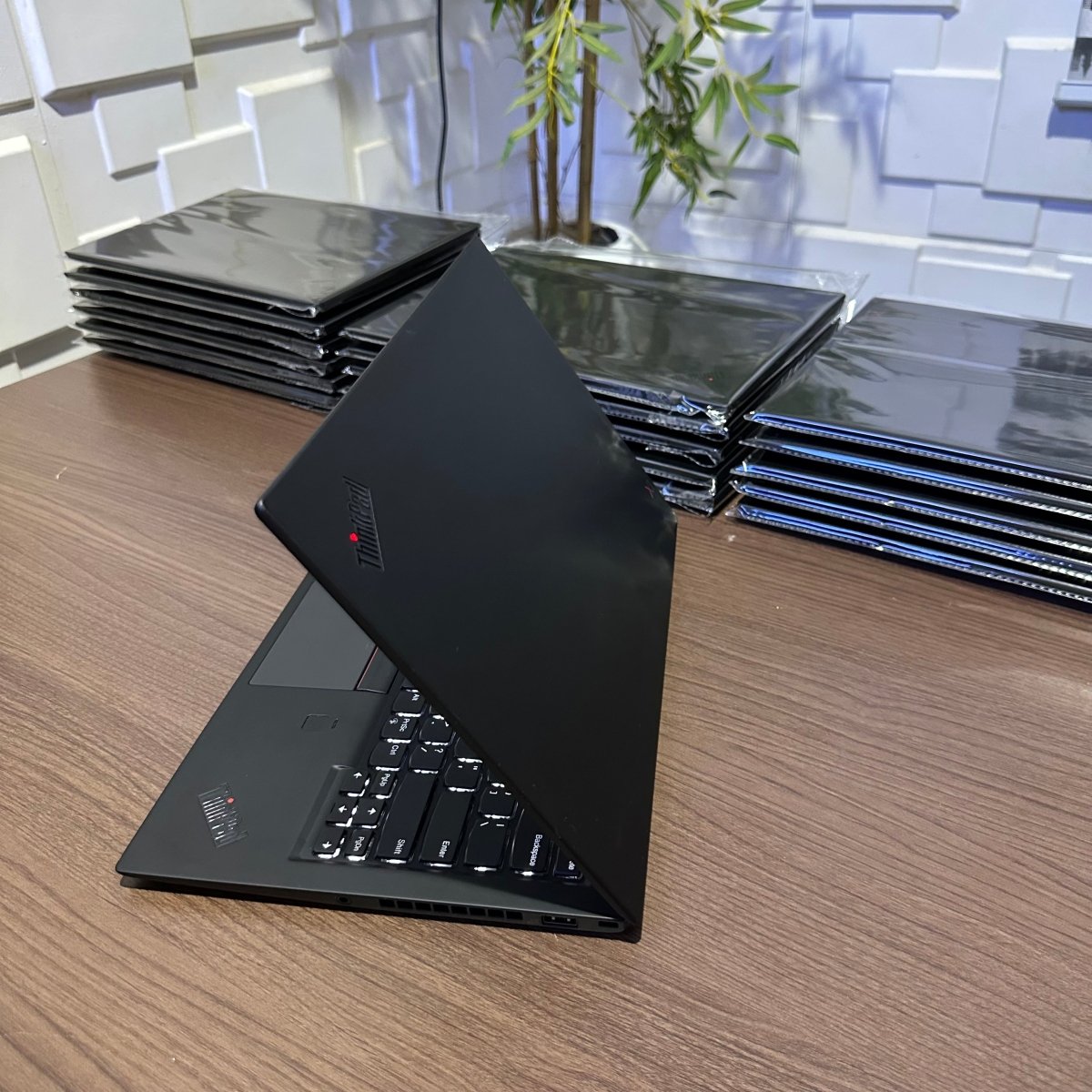 Lenovo 6th Generation ThinkPad X1 Carbon - 8th Gen Intel Core i7 - 256GB SSD - 16GB RAM - Keyboard Light - Touchscreen