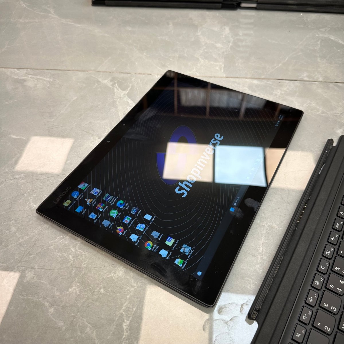 Lenovo MIIX 720 - 7th Gen. Intel Core i5 - 256GB SSD - 8GB RAM - Keyboard Light - Touchscreen