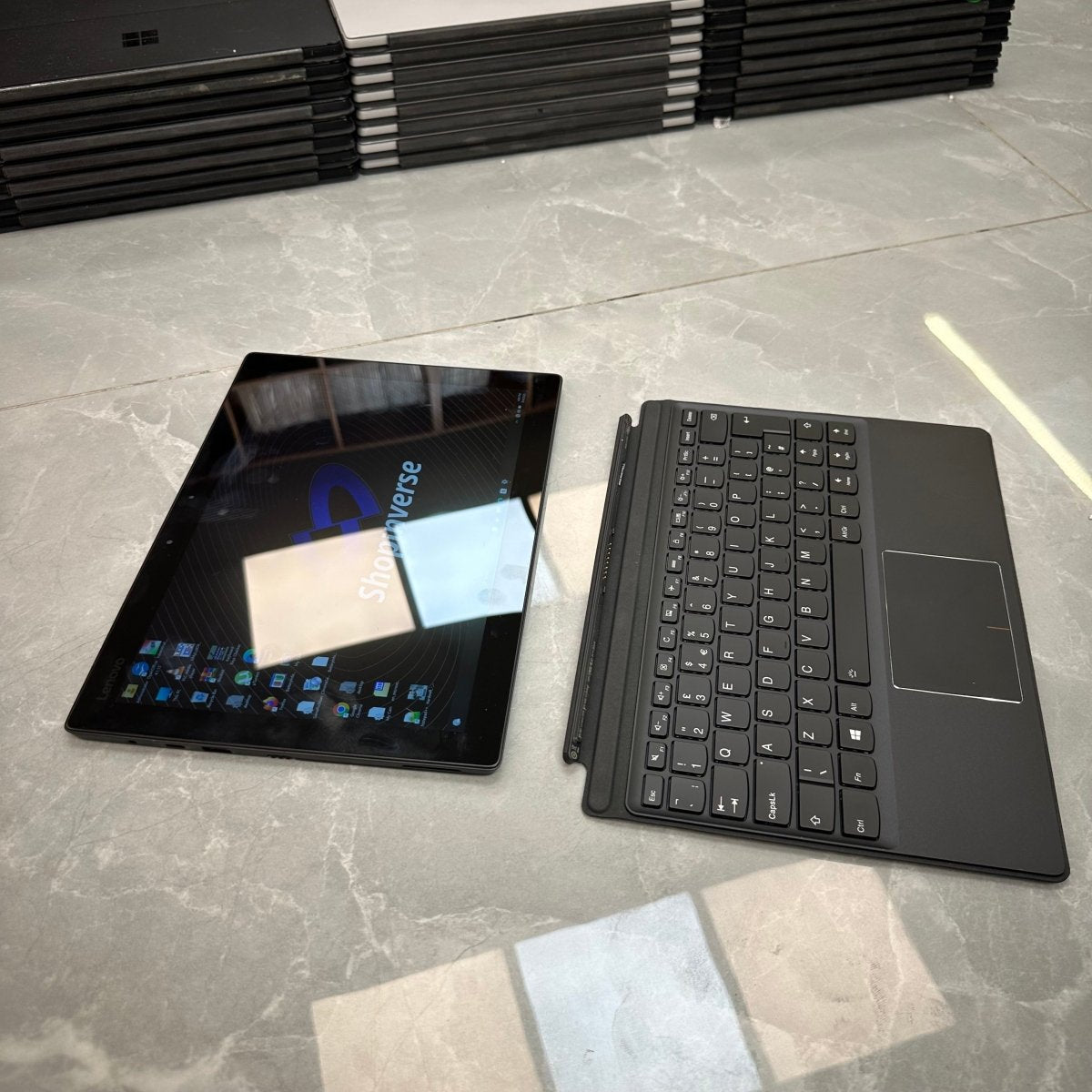 Lenovo MIIX 720 - 7th Gen. Intel Core i5 - 256GB SSD - 8GB RAM - Keyboard Light - Touchscreen